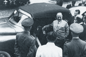 Getúlio Vargas examinando o protótipo de um carro  brasileiro produzido pela Fábrica Nacional de Motores,  em 1951. (Foto: carroantigo.com)
