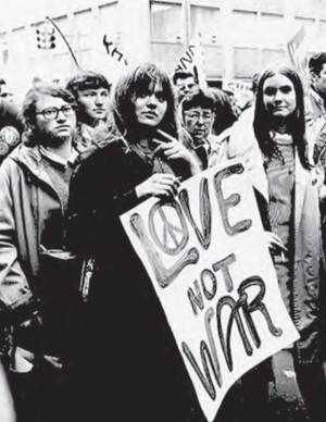 Foto de Jovens em protesto contra a Guerra do Vietnã. Disponível em:  http://goldenyears66to69.blogspot.com. Acesso em: 10 out. 2011. (Foto: Enem)