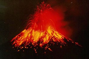 Lava saindo do vulcão Tungurahua em 1999 (Foto: USGS/Wikimedia Commons)