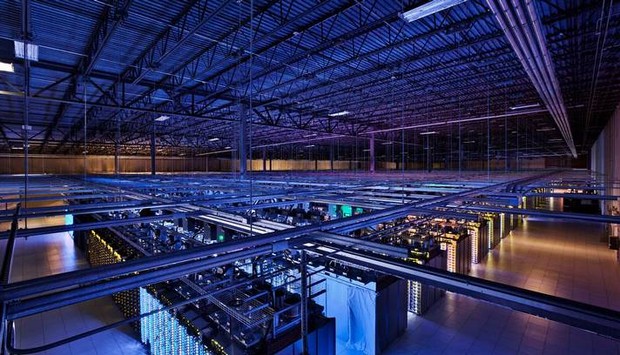 Data center do Google na Finlândia, onde milhões de dados de usuários de diversos locais do mundo são armazenados. (Foto: O Globo)