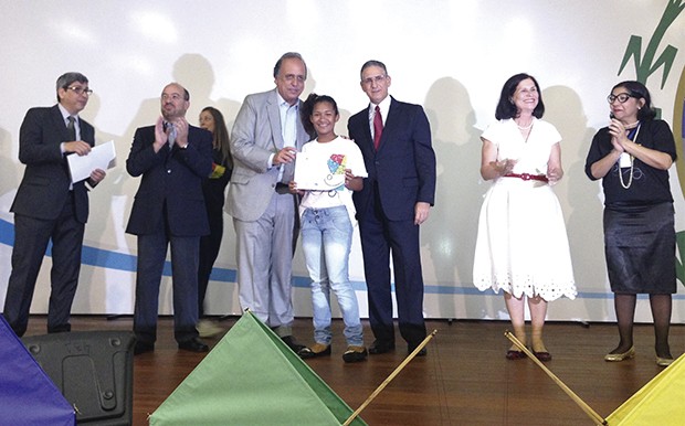 Estudante recebe certificado durante a formatura do Autonomia 2014 (Foto: Divulgação)