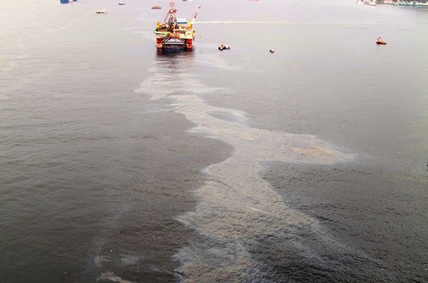 Mancha provocada por vazamento de óleo no oceano (Foto: G1)