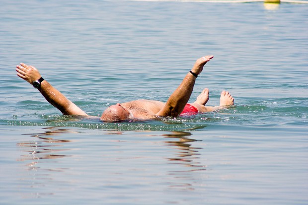 É quase impossível afundar no Mar Morto devido a elevada concentração salina (Foto: Wikimedia Commons)