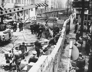 Construção do Muro de Berlim (Foto: Reprodução/Colégio Qi)