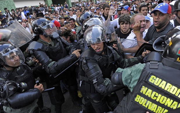 Repressão dos protestos na Venezuela (Foto: G1)