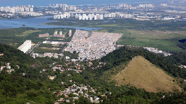Baixada de Jacarepaguá, com a Barra ao fundo, na zona oeste do Rio. (Foto: Flickr/Rubem Porto)