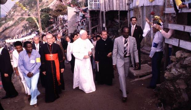 Papa João Paulo II visita a favela do Vidigal, na zona sul do Rio, em 1980. (Foto: O Globo)