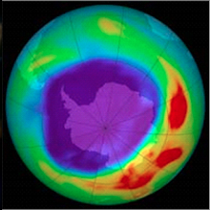 Buraco na camada de ozônio (área roxa) (Foto: NASA)