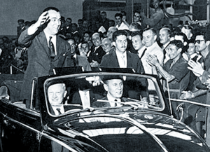 Juscelino Kubitschek na inauguração da representação  da Volkswagen no Brasil, em 1959. (Foto: folha.uol.com.br)