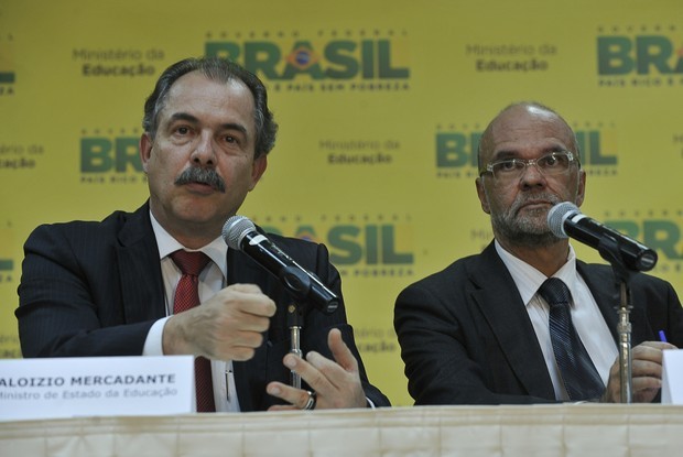 Aloizio Mercadante, ministro da Educação, e Luiz Cláudio Costa, presidente do Inep, em entrevista coletiva (Foto: Valter Campanato/ABr)