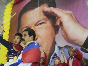Nicolás Maduro: patriotismo em comício (Foto: O Globo)