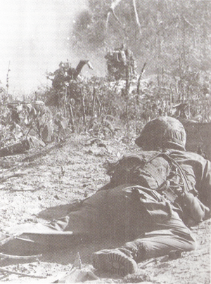Soldado durante intenso tiroteio na Guerra do Vietnã, em novembro de 1965 (Foto: Bob Breen/Wikimedia Commons)