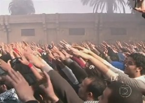 Protestos no Egito para lembrar Primavera Árabe (Foto: Reprodução/Rede Globo)