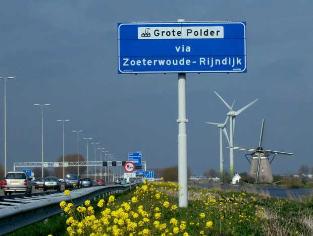 Itens comuns na Holanda em uma só foto: planícies, moinhos de vento e hidrovias. (Foto: Wikimedia Commons)